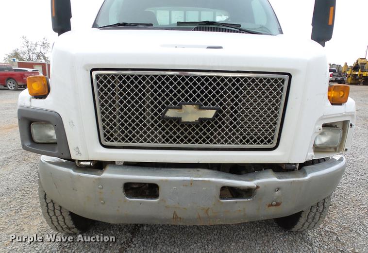 image for item DB0096 2006 Chevrolet C7500 service truck with crane