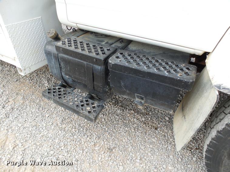 image for item DB0096 2006 Chevrolet C7500 service truck with crane