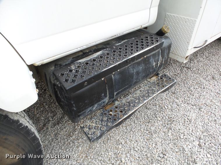 image for item DB0096 2006 Chevrolet C7500 service truck with crane