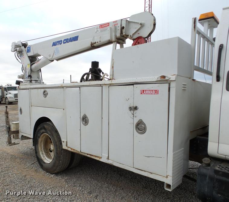 image for item DB0096 2006 Chevrolet C7500 service truck with crane
