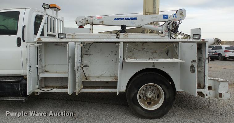 image for item DB0096 2006 Chevrolet C7500 service truck with crane