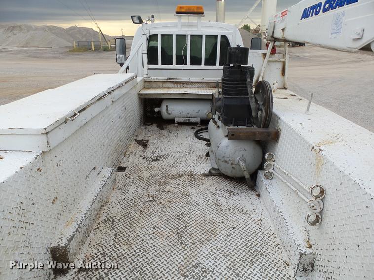 image for item DB0096 2006 Chevrolet C7500 service truck with crane