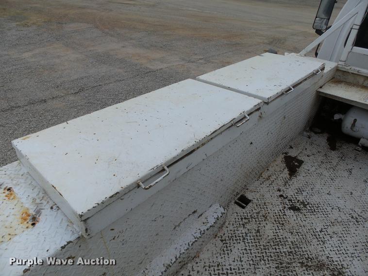 image for item DB0096 2006 Chevrolet C7500 service truck with crane