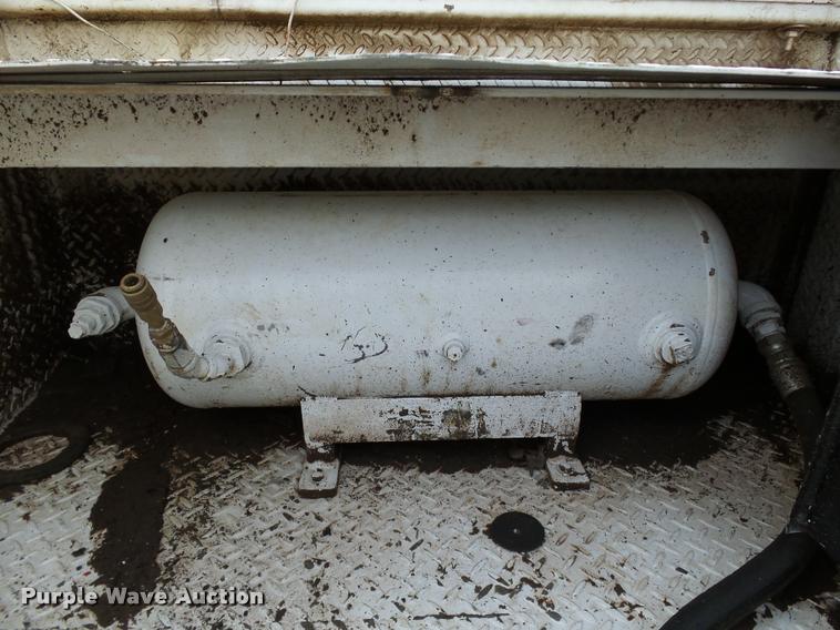 image for item DB0096 2006 Chevrolet C7500 service truck with crane