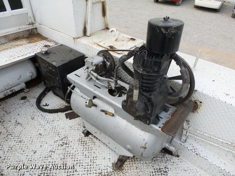 image for item DB0096 2006 Chevrolet C7500 service truck with crane