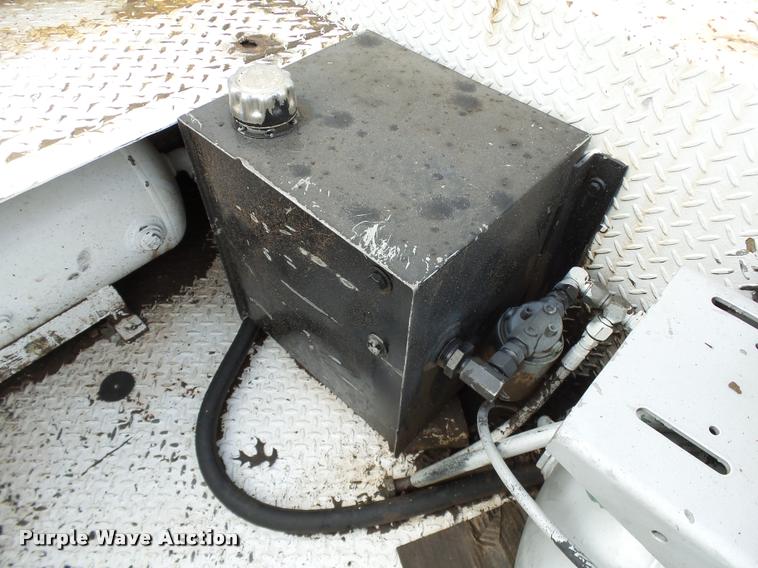 image for item DB0096 2006 Chevrolet C7500 service truck with crane