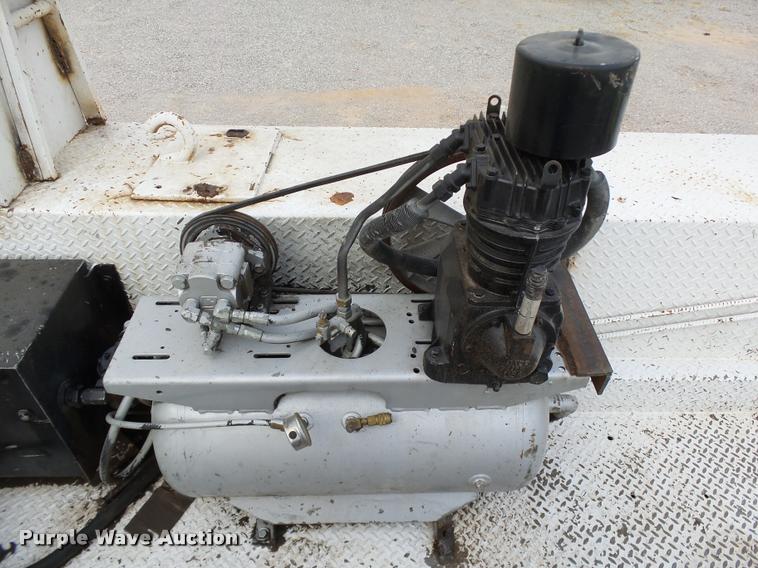 image for item DB0096 2006 Chevrolet C7500 service truck with crane