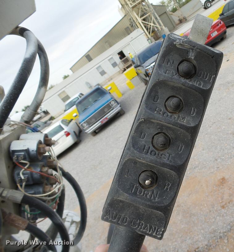 image for item DB0096 2006 Chevrolet C7500 service truck with crane