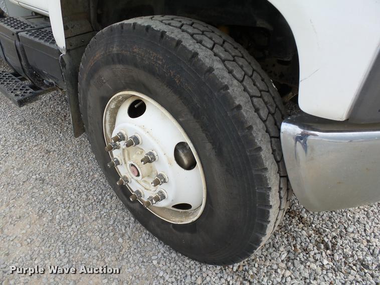 image for item DB0096 2006 Chevrolet C7500 service truck with crane