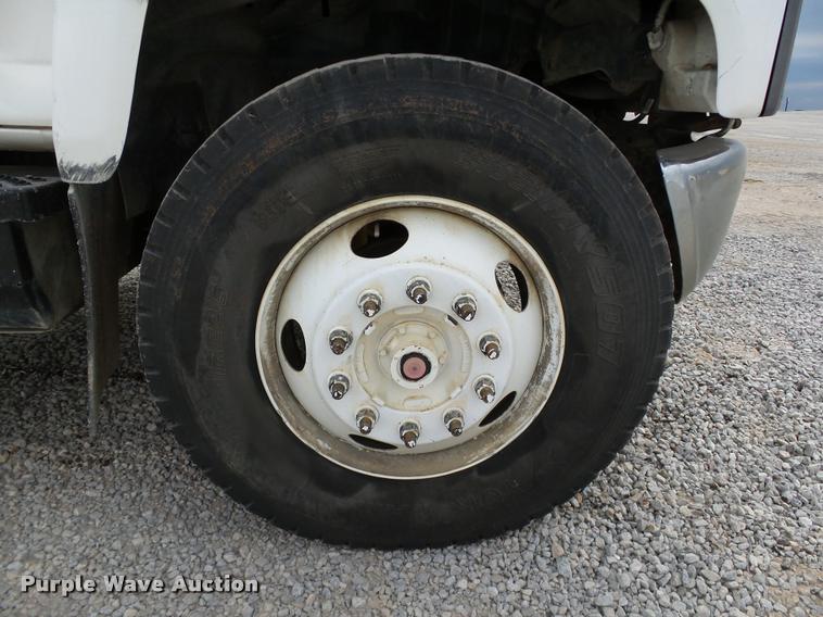 image for item DB0096 2006 Chevrolet C7500 service truck with crane