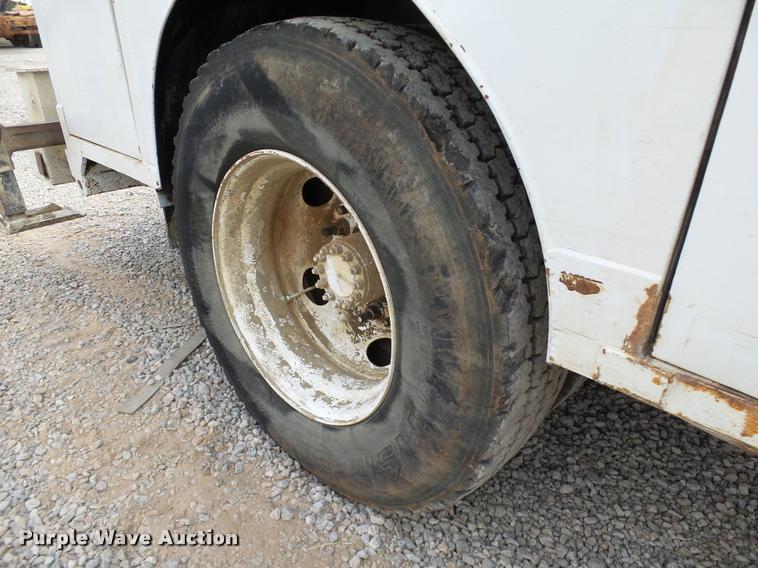 image for item DB0096 2006 Chevrolet C7500 service truck with crane