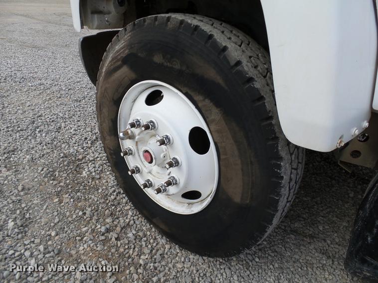 image for item DB0096 2006 Chevrolet C7500 service truck with crane