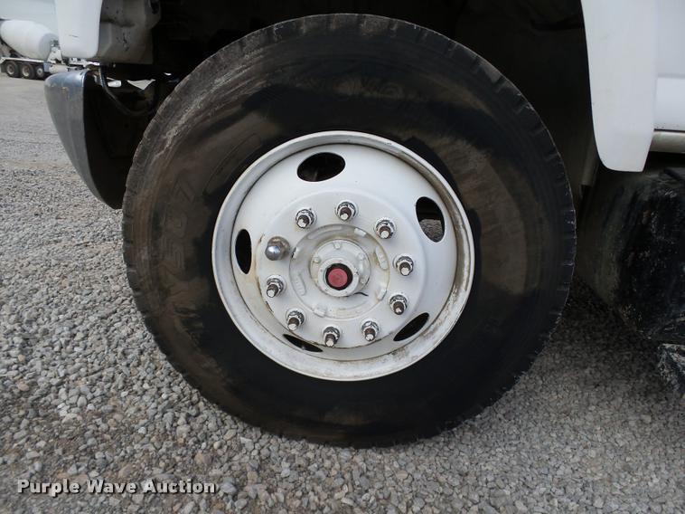 image for item DB0096 2006 Chevrolet C7500 service truck with crane