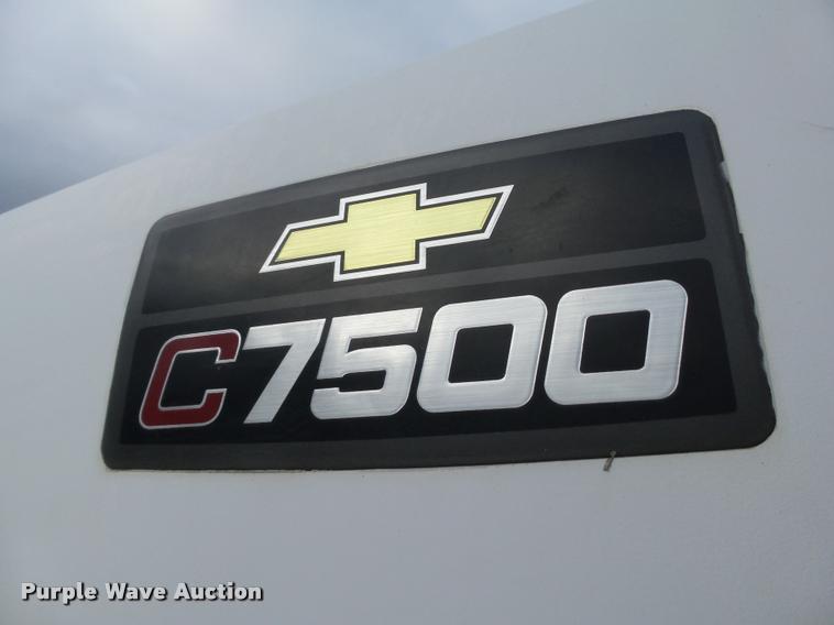 image for item DB0096 2006 Chevrolet C7500 service truck with crane