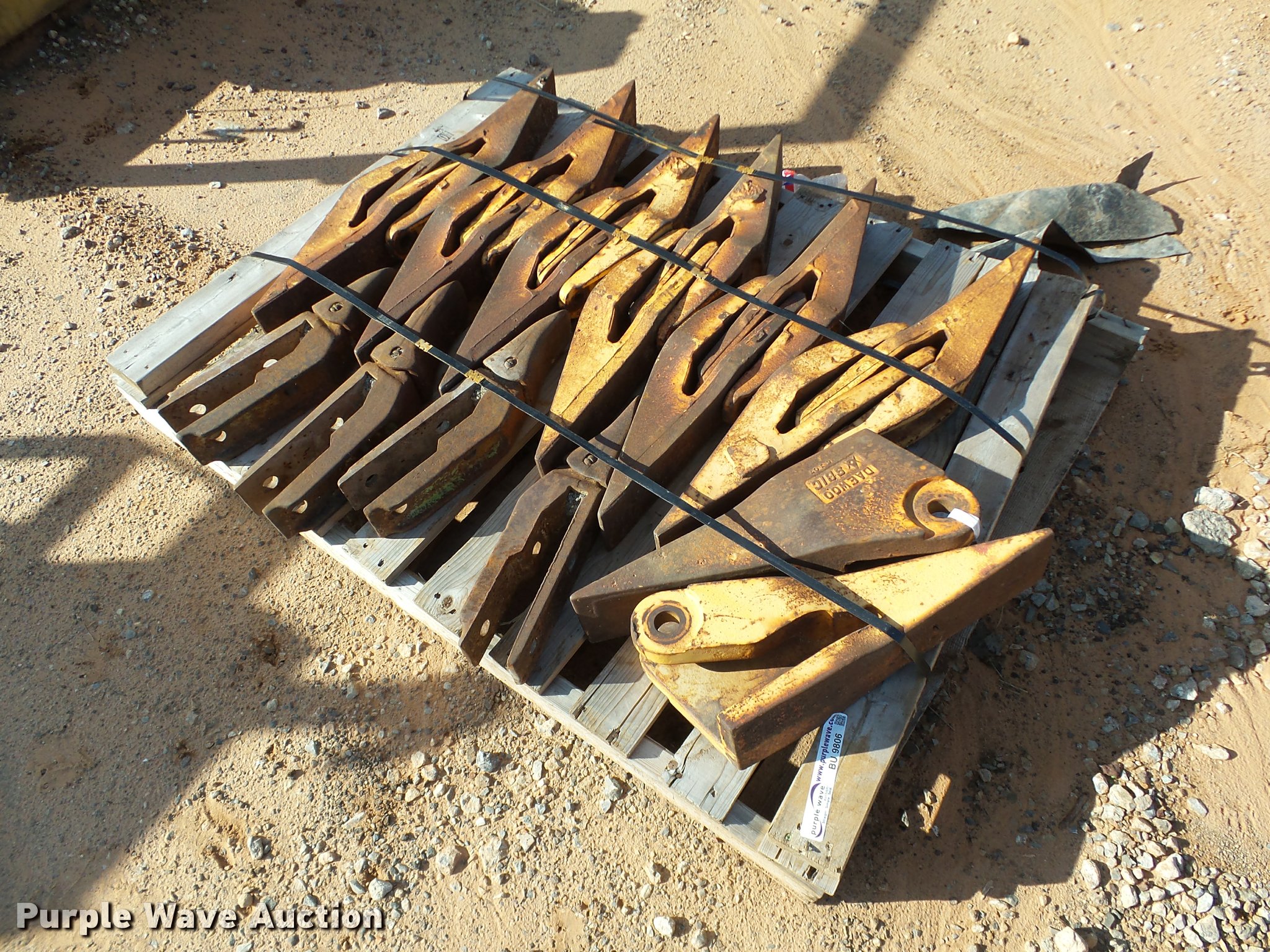 (18) loader bucket teeth in Edmond, OK Item BU9806 sold Purple Wave