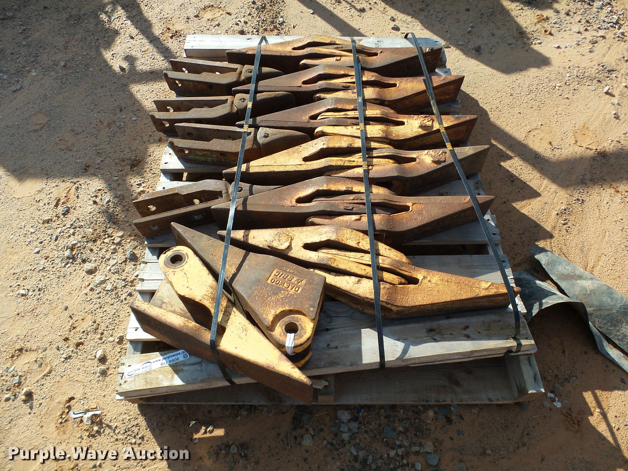 (18) loader bucket teeth in Edmond, OK Item BU9806 sold Purple Wave