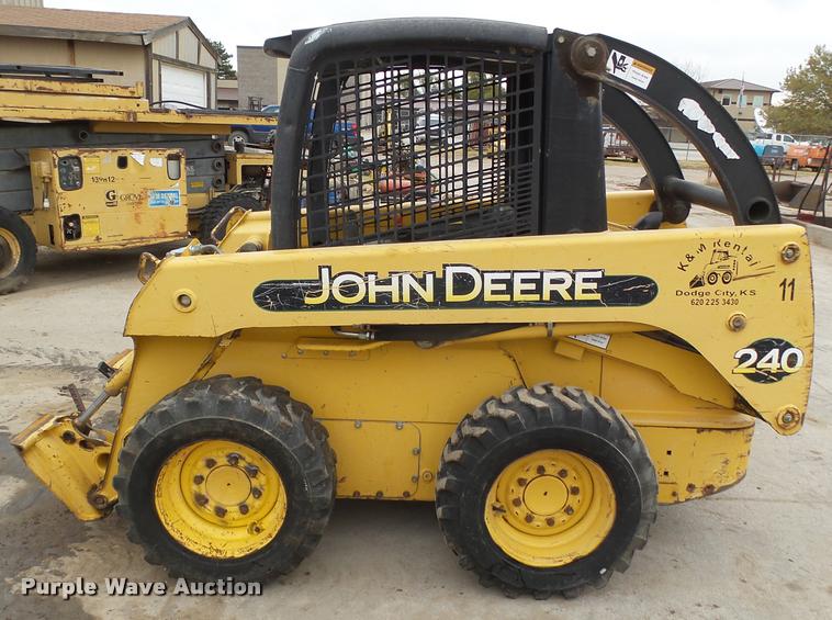 image for item DB1755 2003 John Deere 240 skid steer