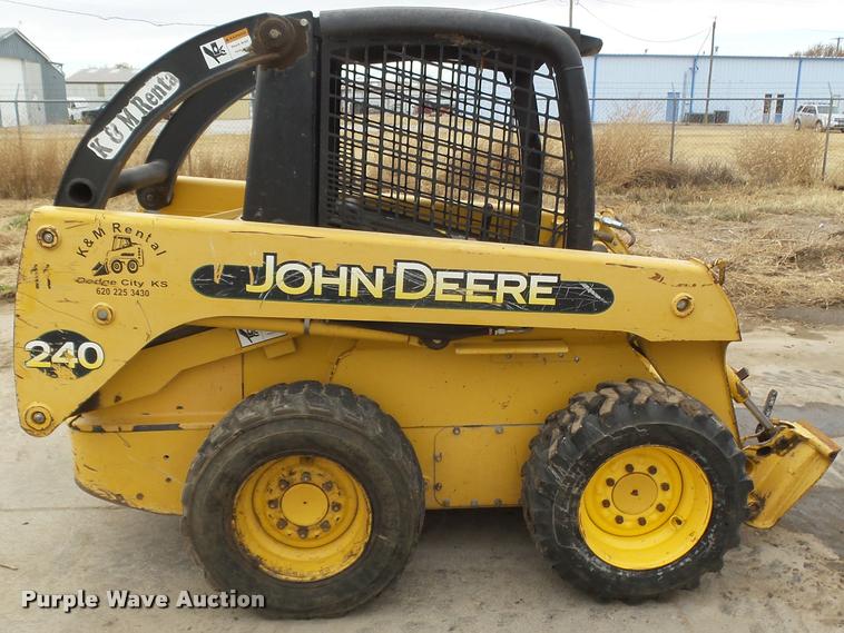 image for item DB1755 2003 John Deere 240 skid steer