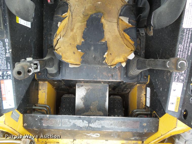 image for item DB1755 2003 John Deere 240 skid steer