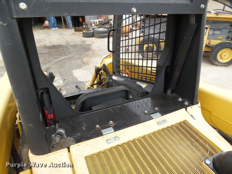 image for item DB1755 2003 John Deere 240 skid steer