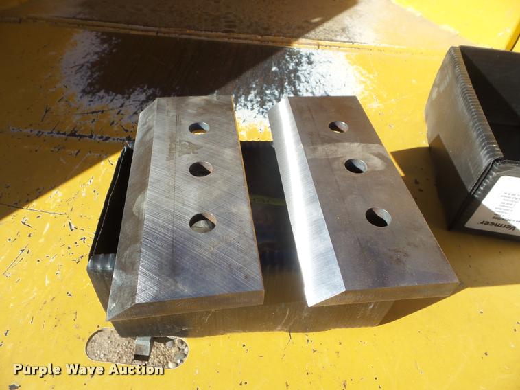 image for item DB3612 2006 Vermeer BC600XL wood chipper