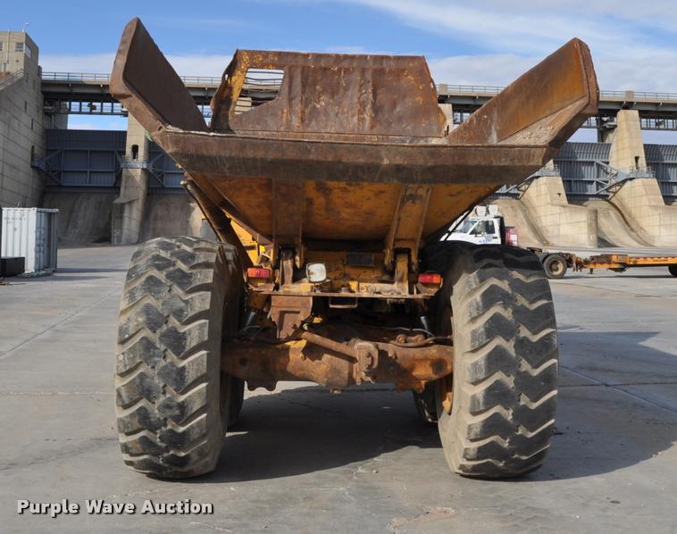 image for item L5048 1993 Caterpillar D350D haul truck