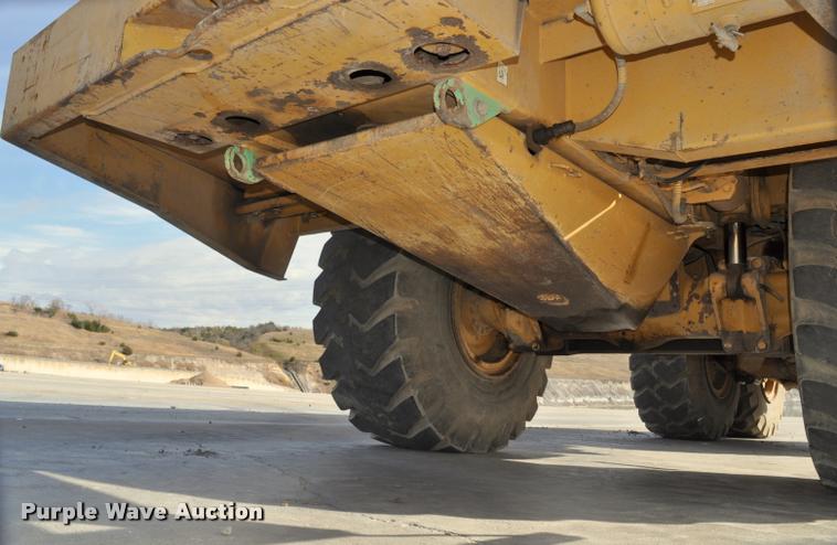 image for item L5048 1993 Caterpillar D350D haul truck