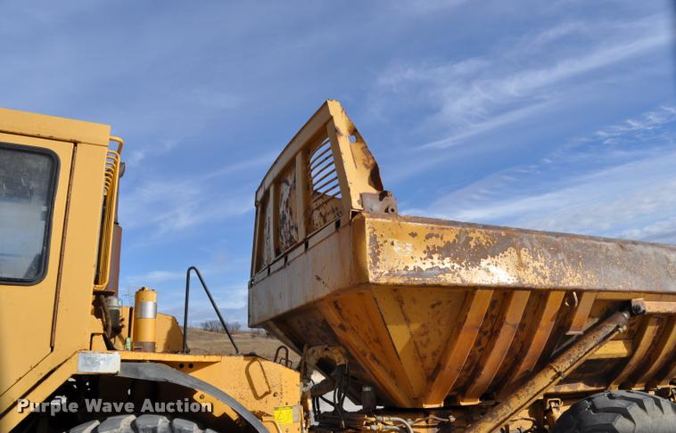 image for item L5048 1993 Caterpillar D350D haul truck