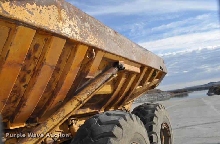 image for item L5048 1993 Caterpillar D350D haul truck