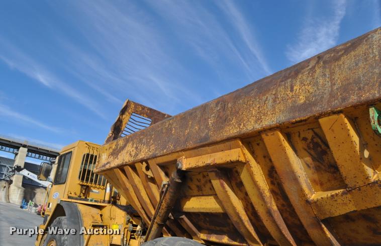 image for item L5048 1993 Caterpillar D350D haul truck