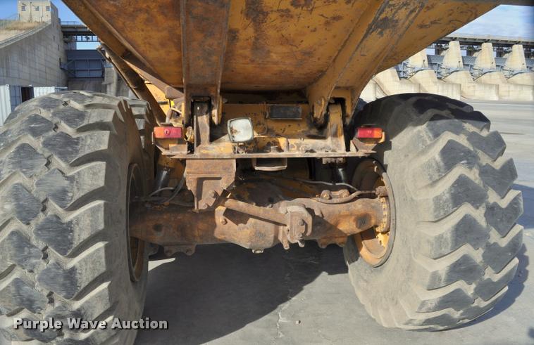 image for item L5048 1993 Caterpillar D350D haul truck