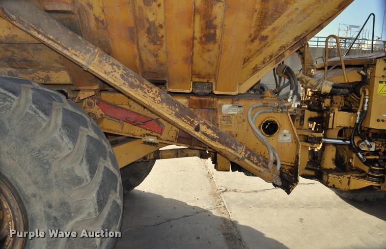image for item L5048 1993 Caterpillar D350D haul truck