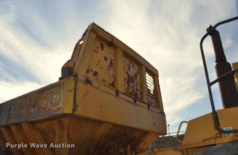 image for item L5048 1993 Caterpillar D350D haul truck