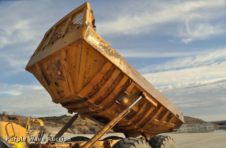 image for item L5048 1993 Caterpillar D350D haul truck