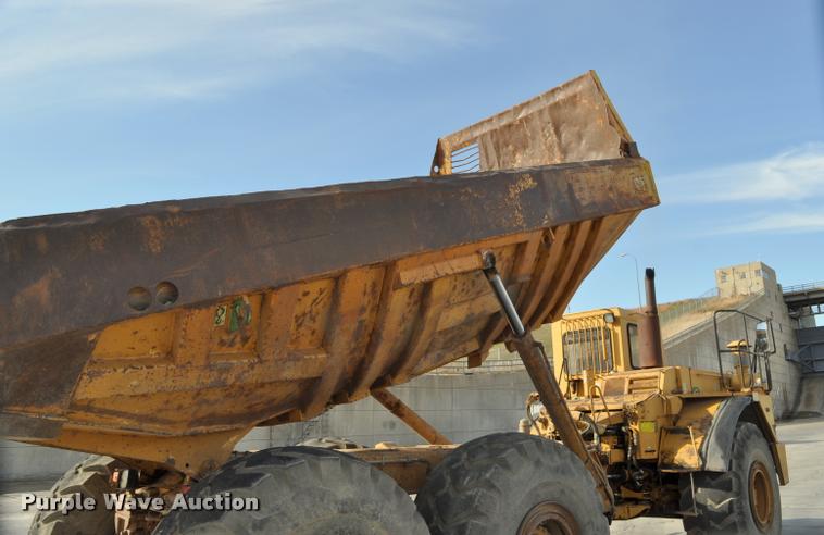 image for item L5048 1993 Caterpillar D350D haul truck