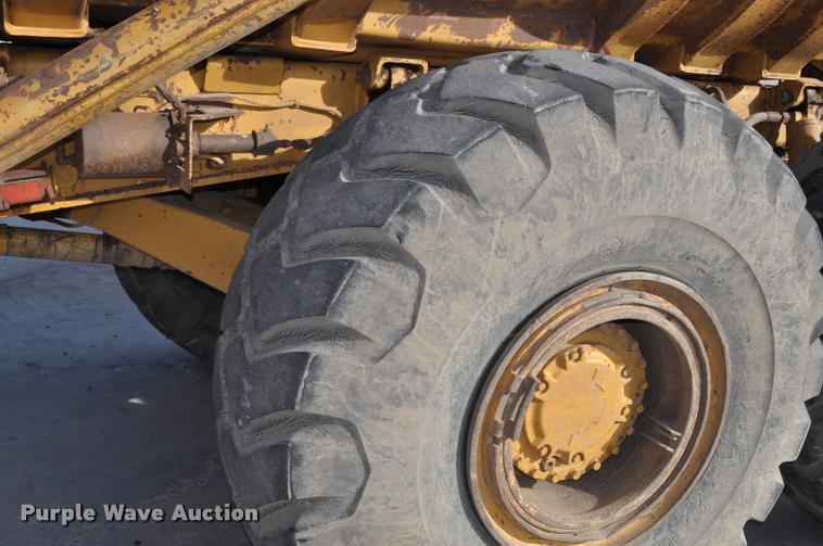 image for item L5048 1993 Caterpillar D350D haul truck
