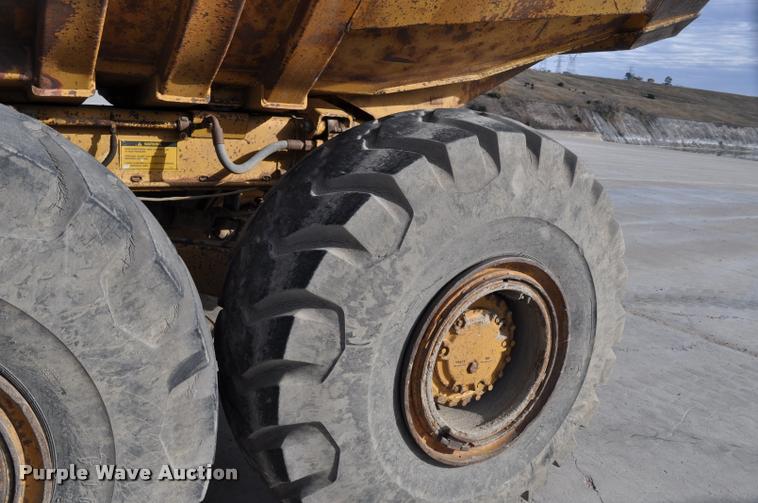 image for item L5048 1993 Caterpillar D350D haul truck