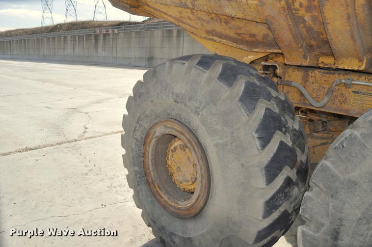 image for item L5048 1993 Caterpillar D350D haul truck