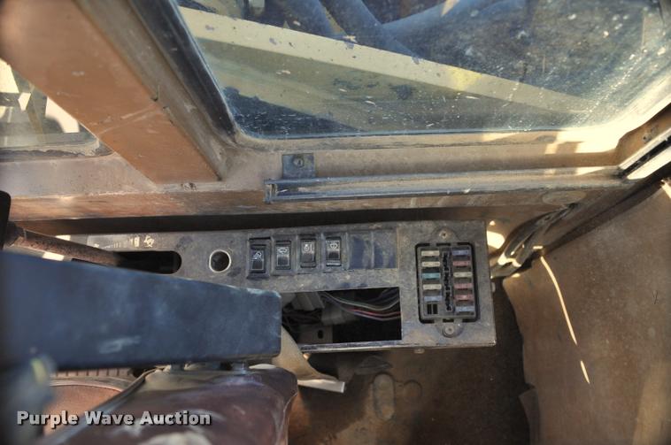 image for item L5049 1990 Caterpillar EL200B excavator