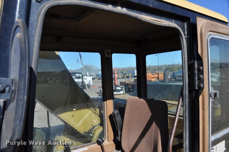 image for item L5049 1990 Caterpillar EL200B excavator