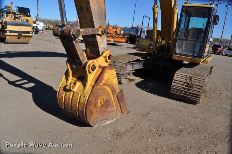 image for item L5049 1990 Caterpillar EL200B excavator