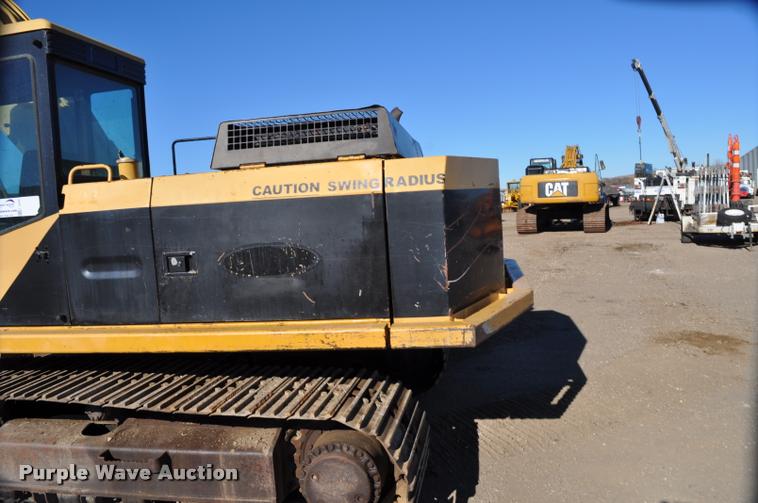 image for item L5049 1990 Caterpillar EL200B excavator