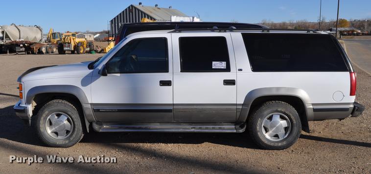 image for item L5055 1999 GMC Suburban 1500 SUV