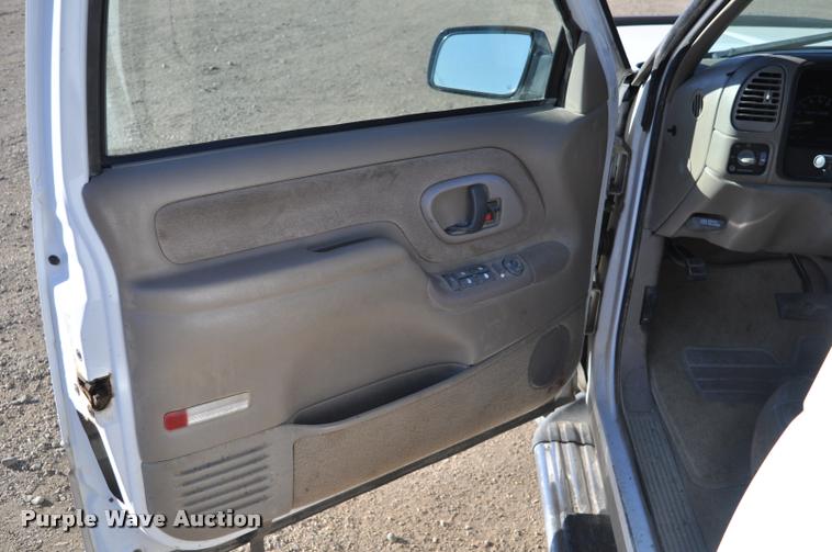 image for item L5055 1999 GMC Suburban 1500 SUV