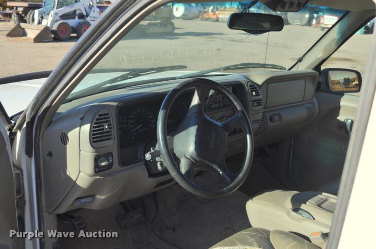 image for item L5055 1999 GMC Suburban 1500 SUV