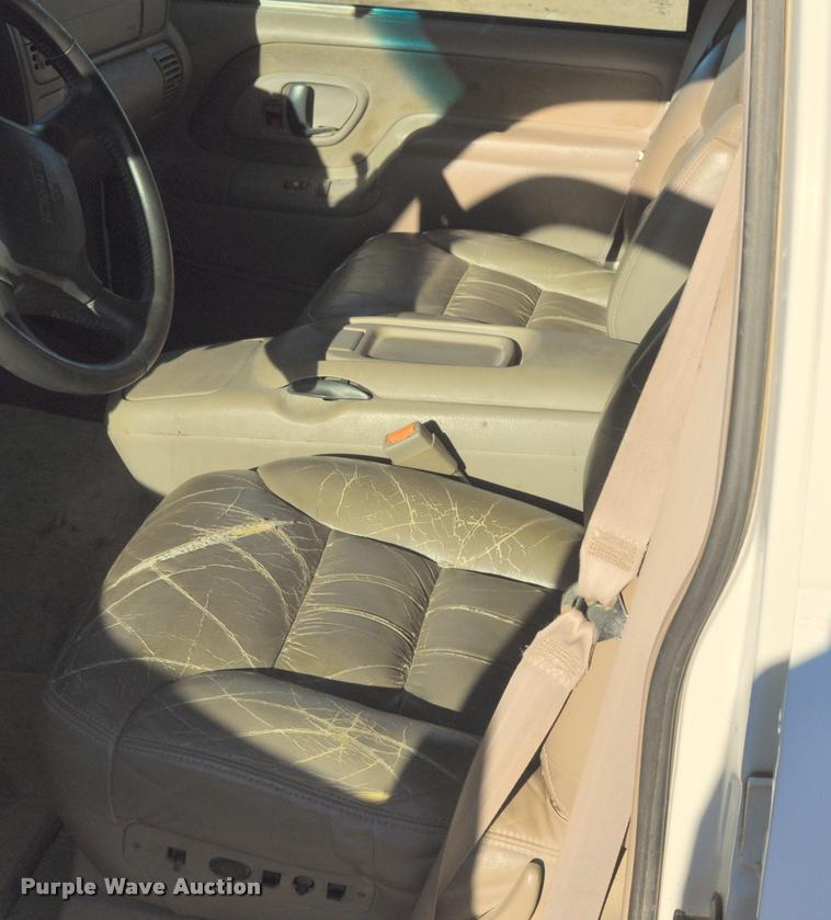 image for item L5055 1999 GMC Suburban 1500 SUV