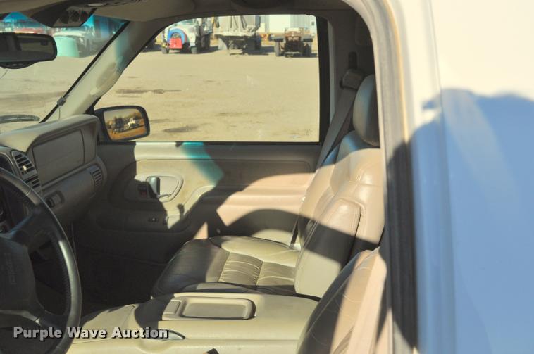 image for item L5055 1999 GMC Suburban 1500 SUV