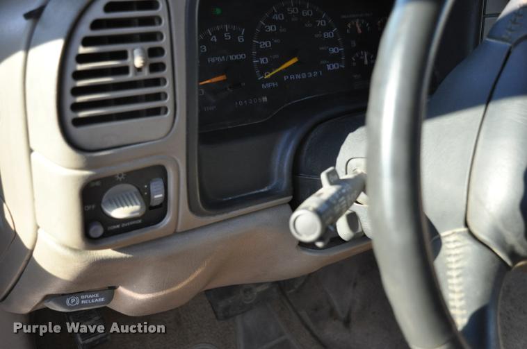 image for item L5055 1999 GMC Suburban 1500 SUV