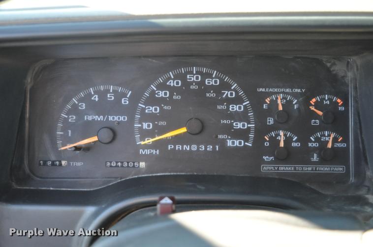 image for item L5055 1999 GMC Suburban 1500 SUV