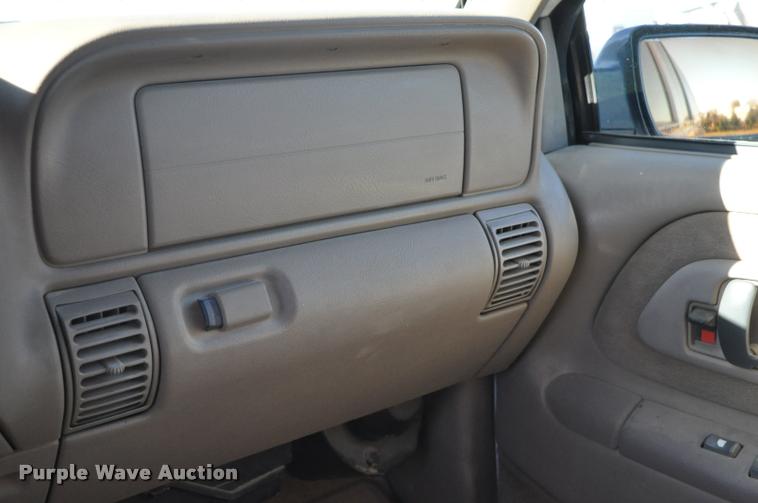 image for item L5055 1999 GMC Suburban 1500 SUV